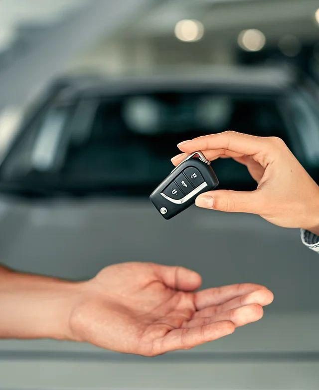Vehicle Key Handover – Meet & Greet drivers handle parking while you proceed to check-in